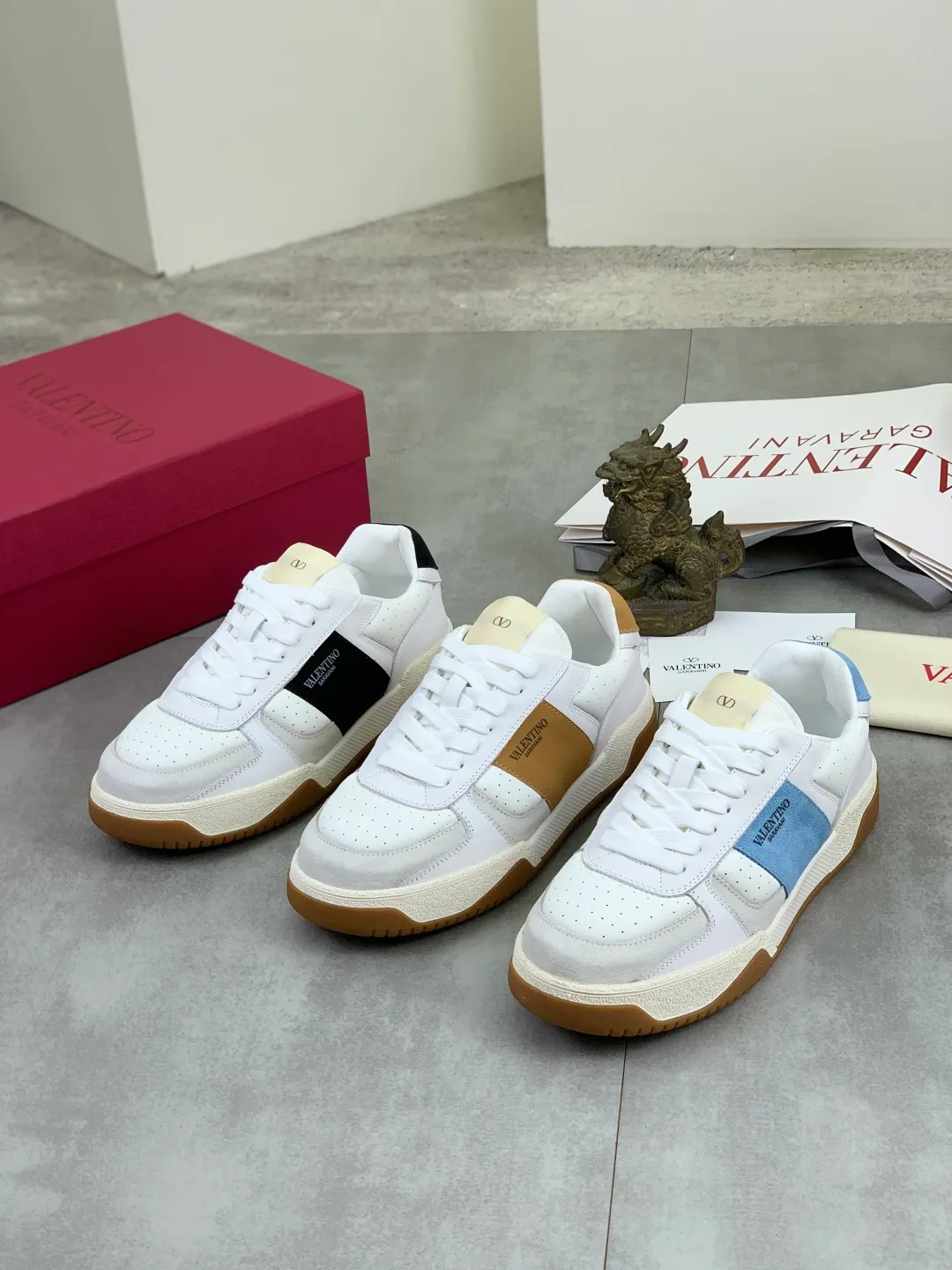 Men's men's shoes 💰P600 New model Latest Valentino Valentino V family new casual young fashion trend sports shoes Full of vitality No age limit Very light and comfortable on the feet Packaging Original purchase and development Production of goods Various color combinations are eye-catching Activate the charming sunny boy Shoe design combines coolness with daily style Full of street style Multi-color options!   Fabric: original material splicing/first-layer cowhide Lining: imported cowhide/original logo sweat-absorbent and breathable foot pad Outsole: TPU foam lightweight material outsole Brand injection insole Code number: 38-46 Full set of packaging Color: 3️⃣ colors available